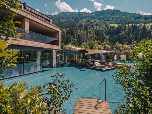 Ihre Quellenhof Luxury Resorts in Südtirol und am Gardasee Ihre Quellenhof Luxury Resorts in Südtirol und am Gardasee