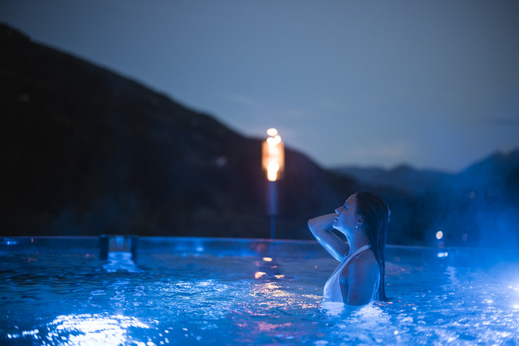 Tra luci, decorazioni e alberi di Natale Tra luci, decorazioni e alberi di Natale