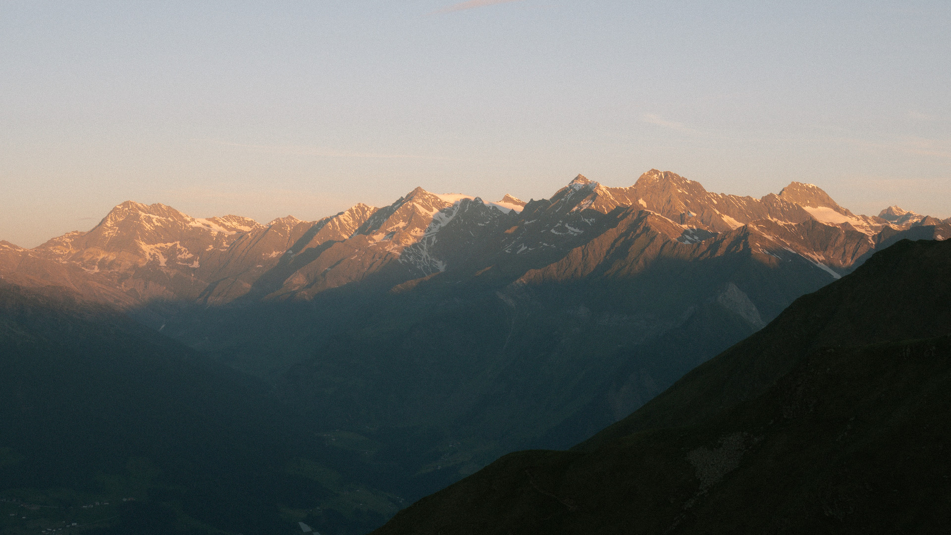 Il fascino dell'alba in montagna Il fascino dell'alba in montagna